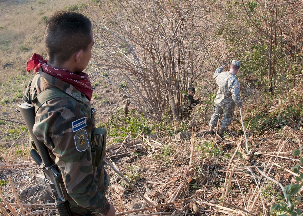 US, Salvadoran forces team up to extinguish brush fire