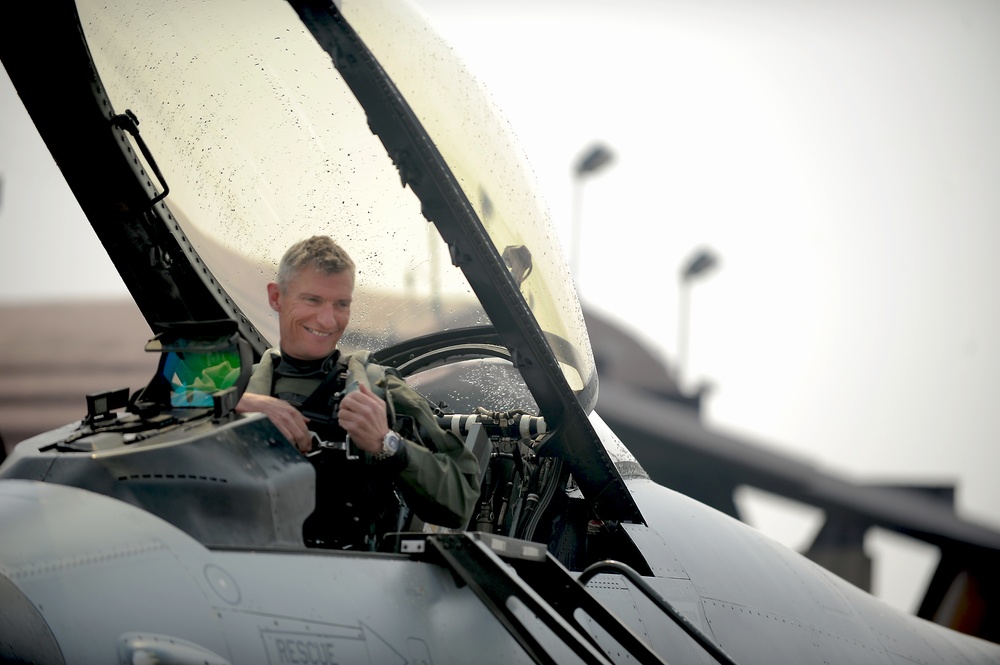 Osan commander hits 3,000 F-16 hours