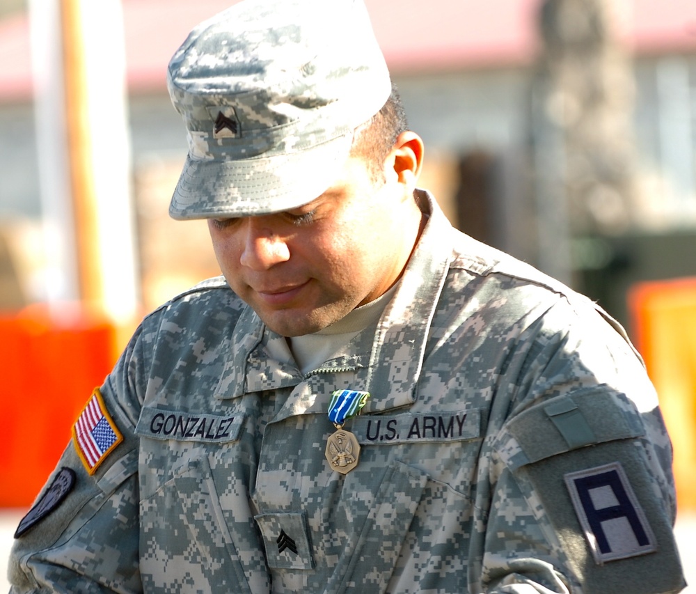 Reserve soldier receives Army Commendation Medal to service
