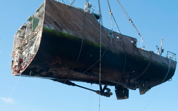 Final hull section of Ex-Guardian removed from reef