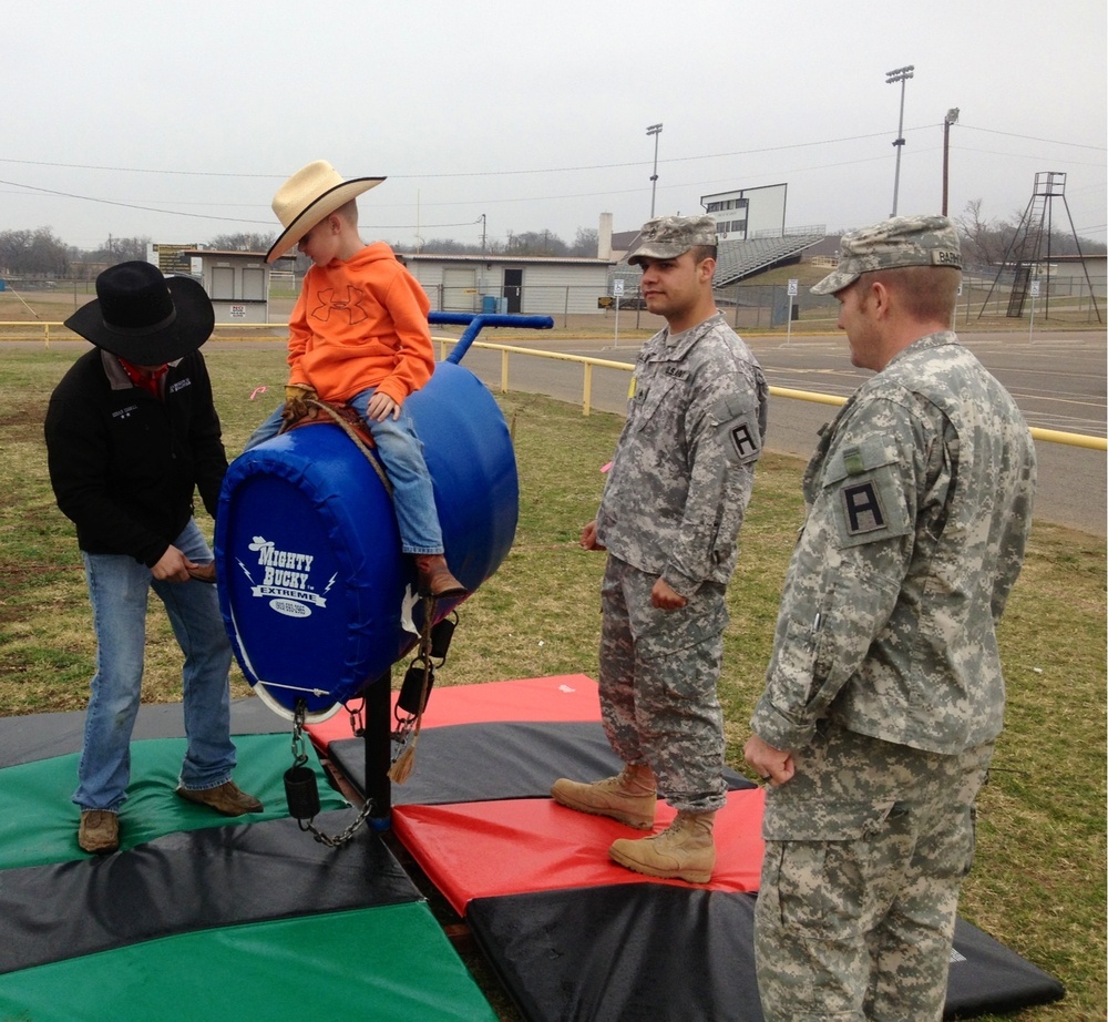 479th FA soldiers work with Gatesville Primary students