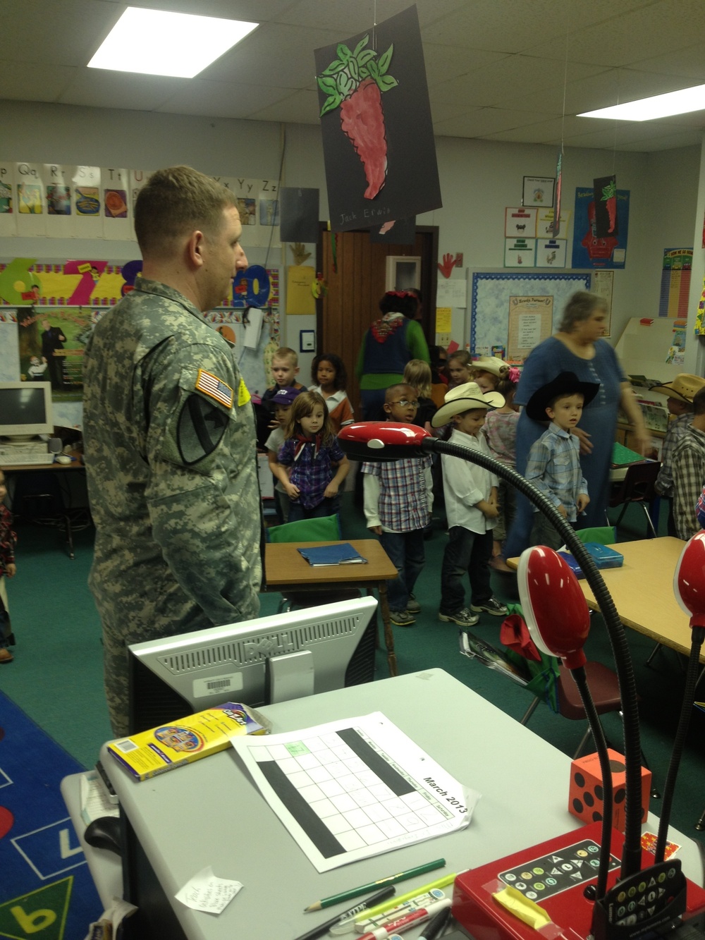 479th FA soldiers work with Gatesville Primary students