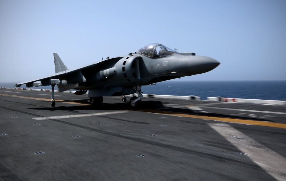 USS Kearsarge flight deck action