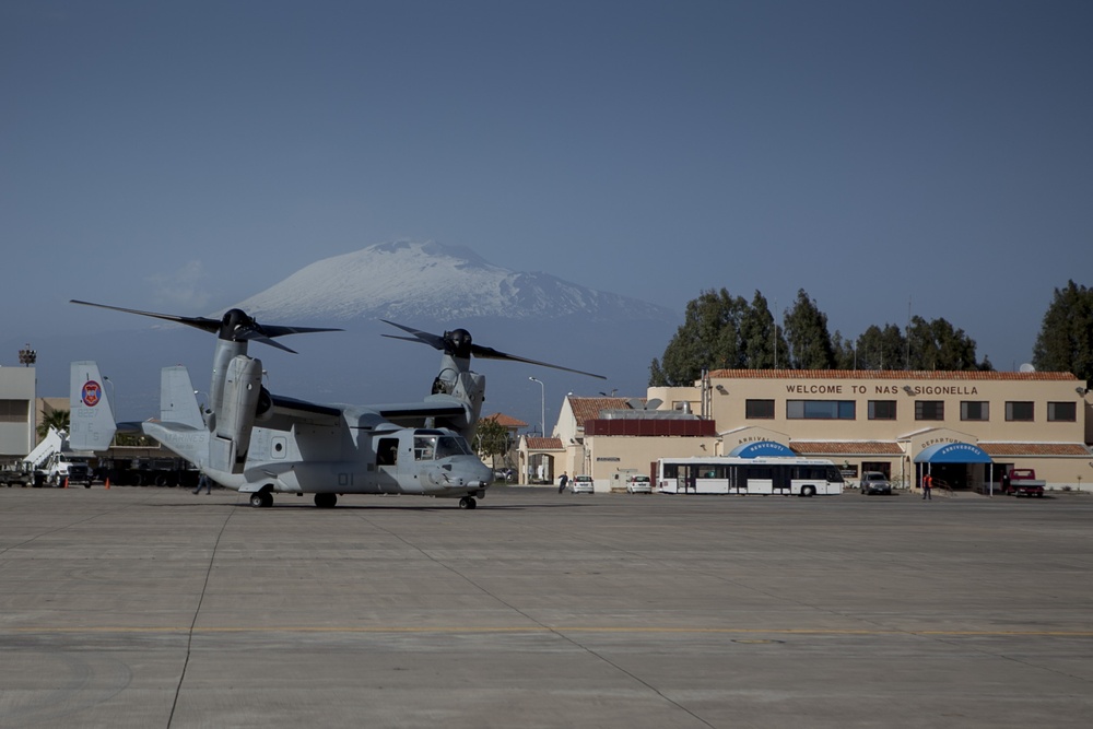 VMM-266 Osprey transport Marines to Kearsarge Amphibious Ready Group