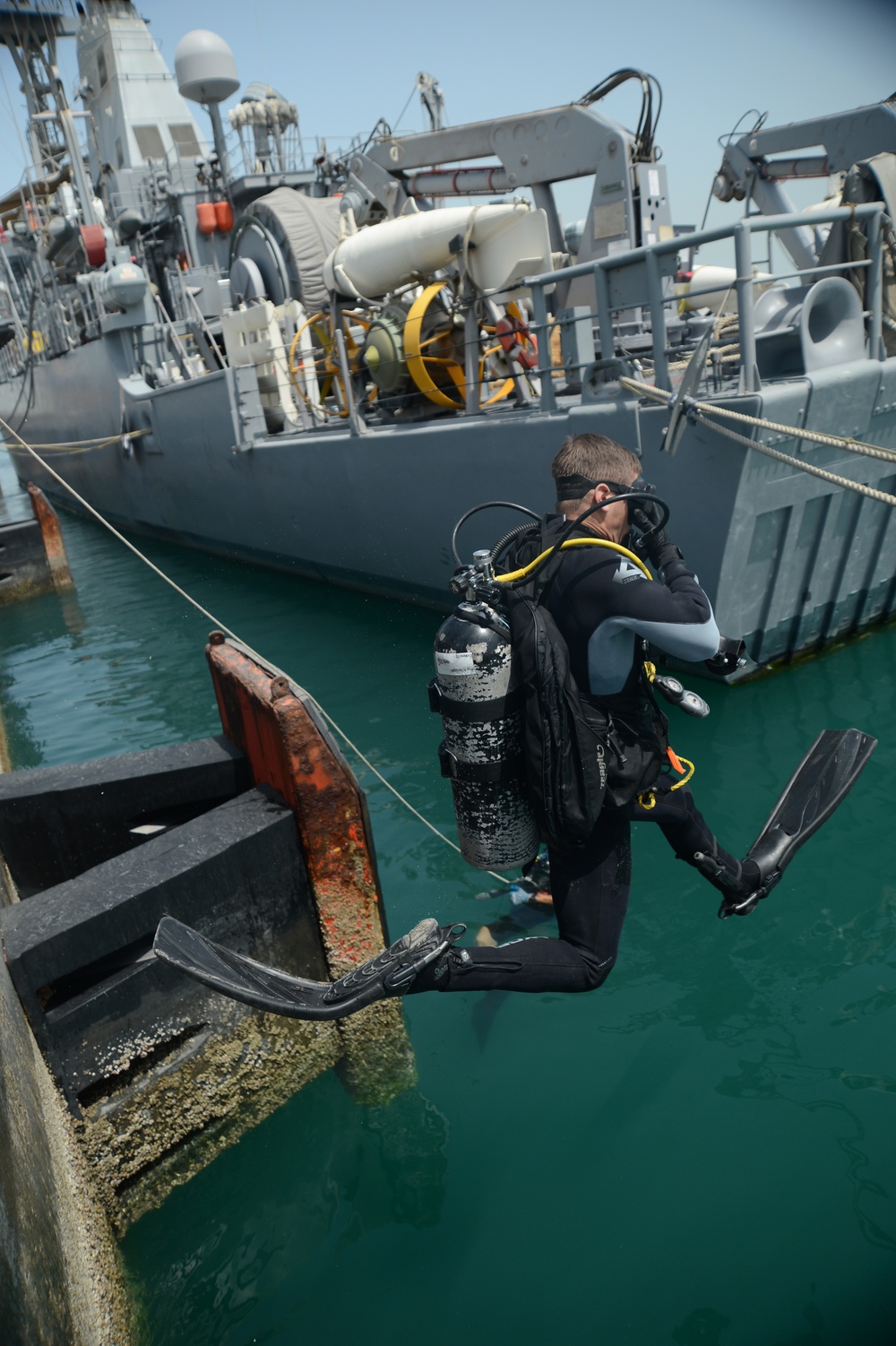 Mine countermeasure dive