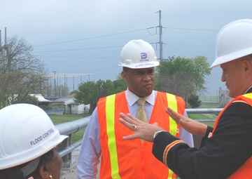 Rep. Veasey tours Pavaho Pump Station in Dallas