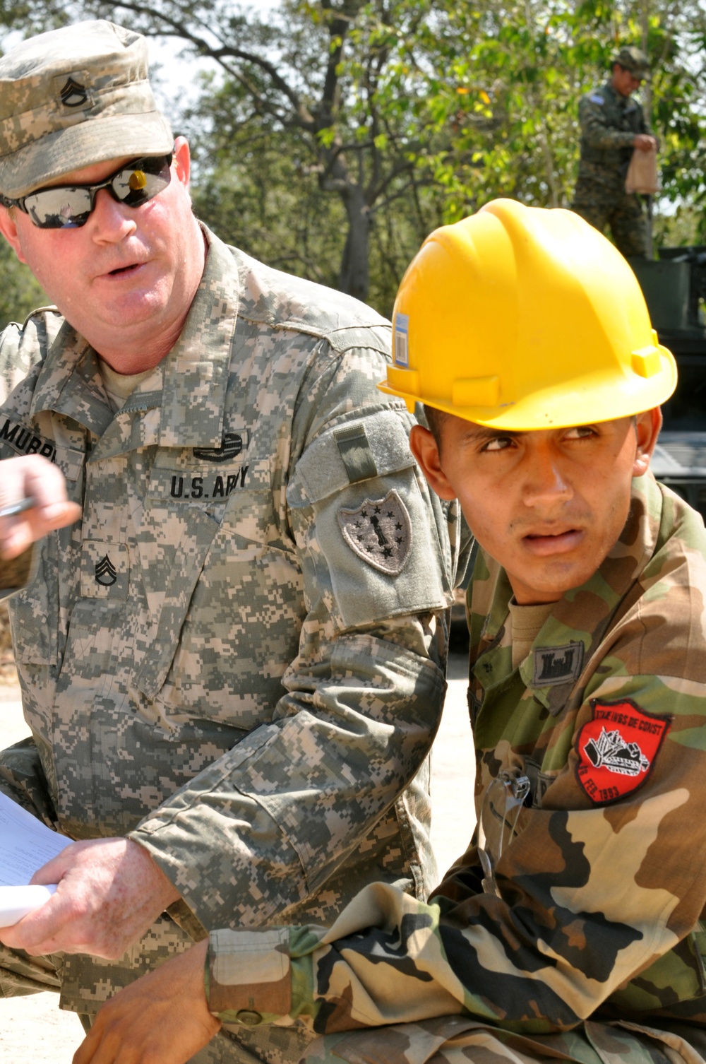 US, Salvadoran soldiers work together to build school
