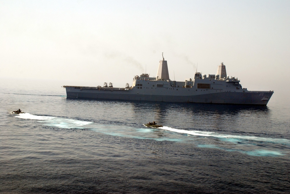 USS Rushmore, USS Green Bay conduct exercise