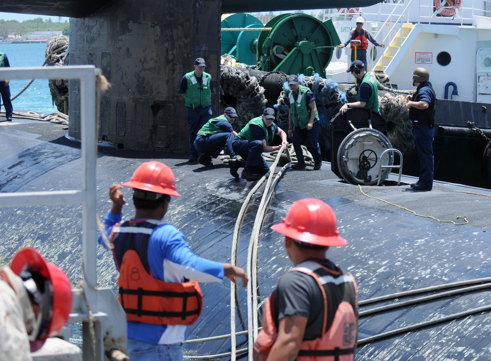 USS San Francisco pulls into Apra Harbor
