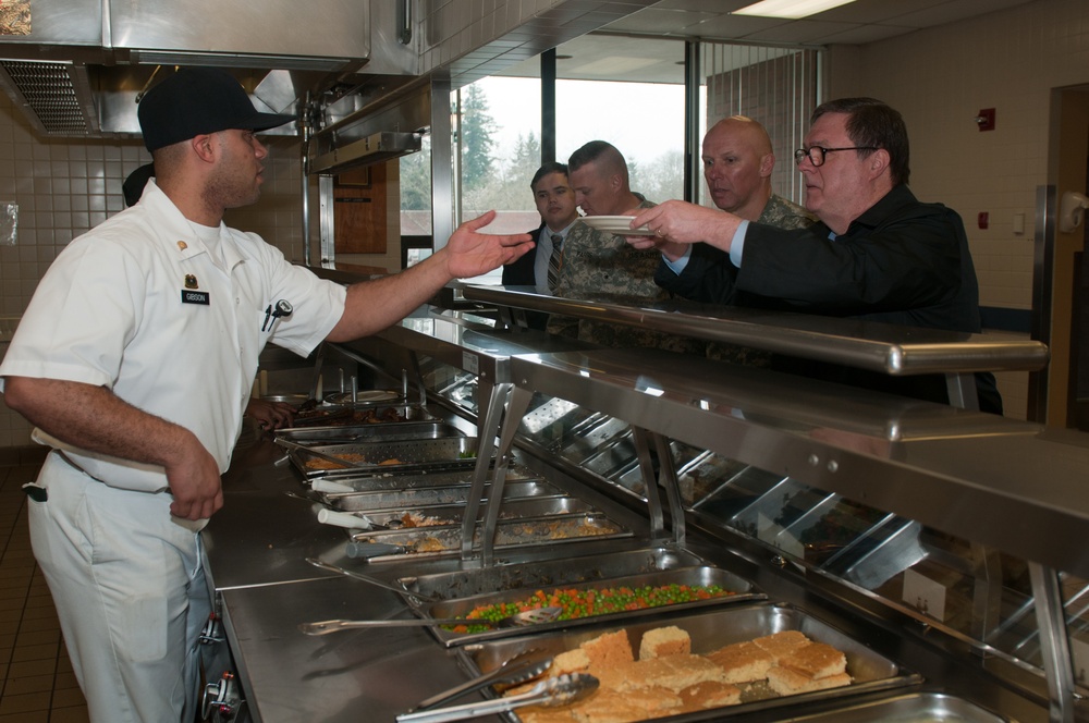 Rep. Dennis Heck visits Arrowhead soldiers