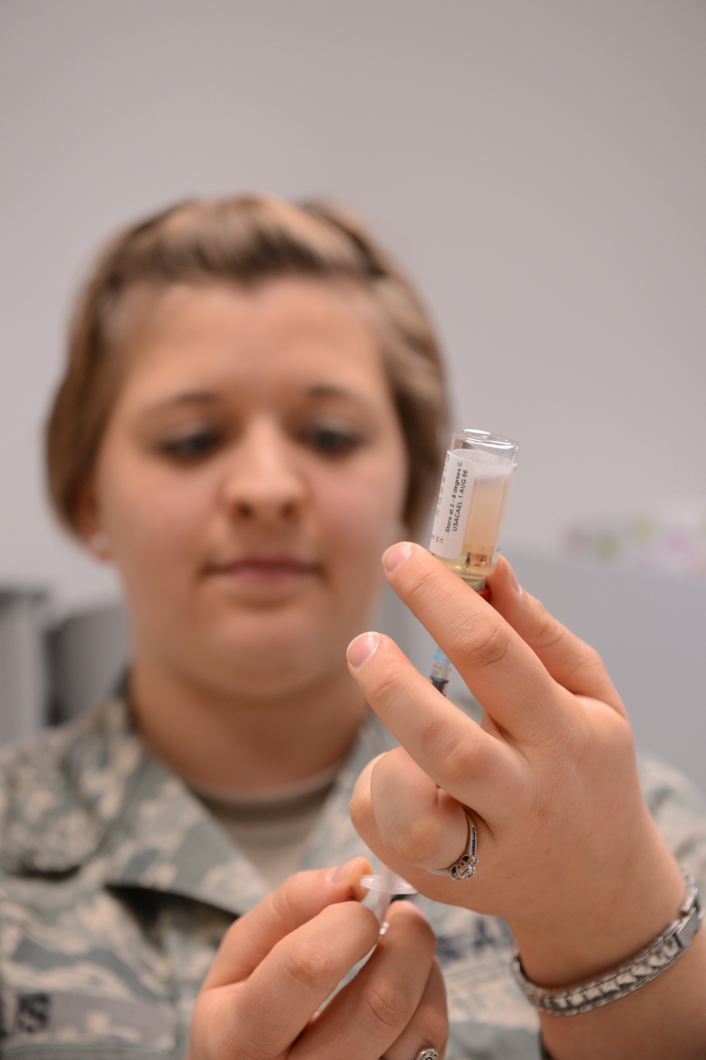 Staff sergeant preps vaccine