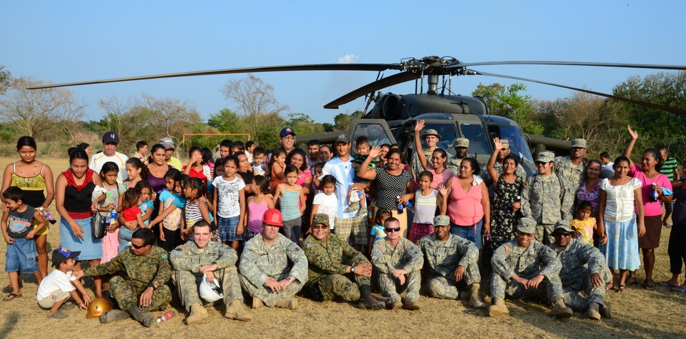 People of Las Marias thank US and Salvadoran soldiers