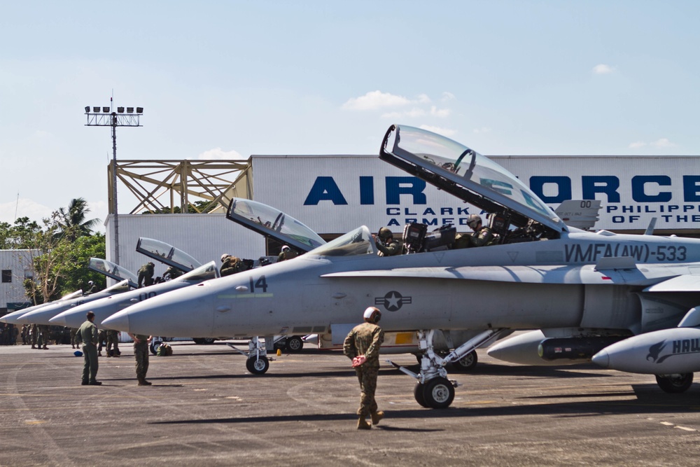 Hornets land in Philippines for Balikatan 2013