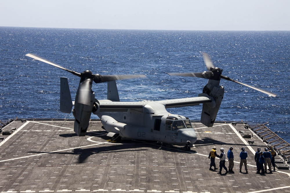 DVIDS - Images - USS Carter Hall flight operations [Image 4 of 6]