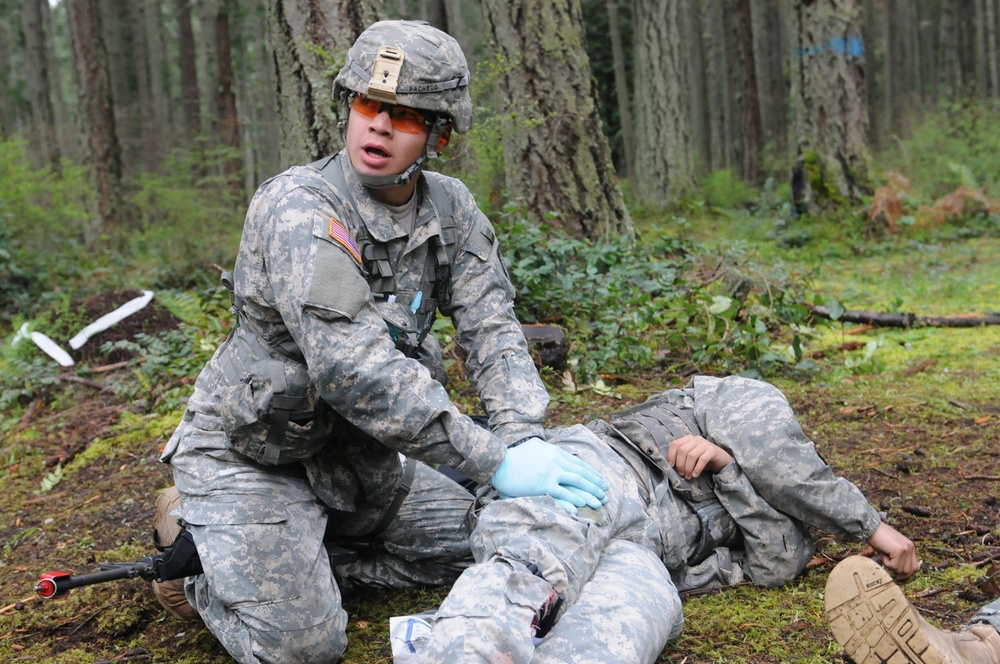 Expert Field Medical Badge candidates attempt qualification