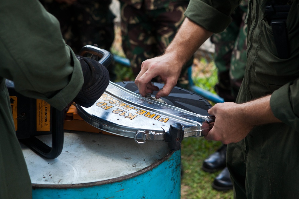 Philippine, US firefighters train ‘shoulder-to-shoulder’ on rescue equipment