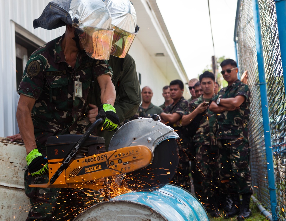 Philippine, US firefighters train ‘shoulder-to-shoulder’ on rescue equipment