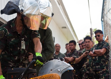Philippine, US firefighters train ‘shoulder-to-shoulder’ on rescue equipment