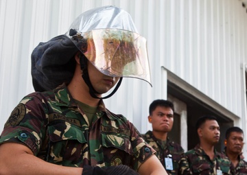 Philippine, US firefighters train ‘shoulder-to-shoulder’ on rescue equipment