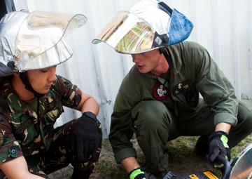 Philippine, US firefighters train ‘shoulder-to-shoulder’ on rescue equipment