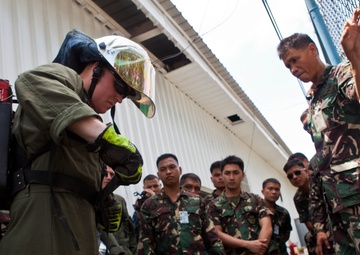 Philippine, US firefighters train ‘shoulder-to-shoulder’ on rescue equipment
