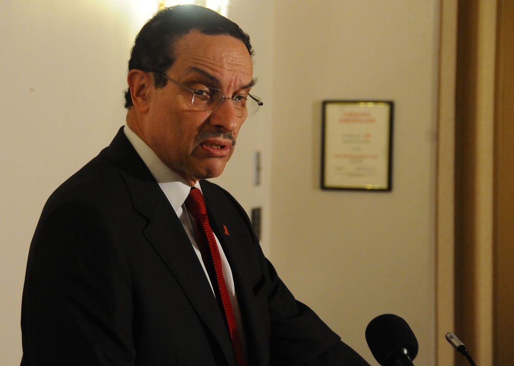 DC mayor speaks to AARP members at JBAB
