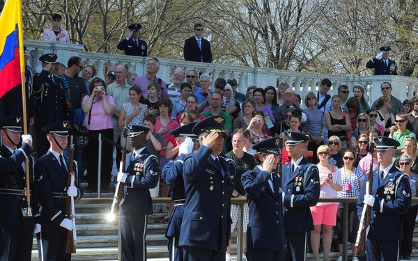 US airmen honor Colombian air force