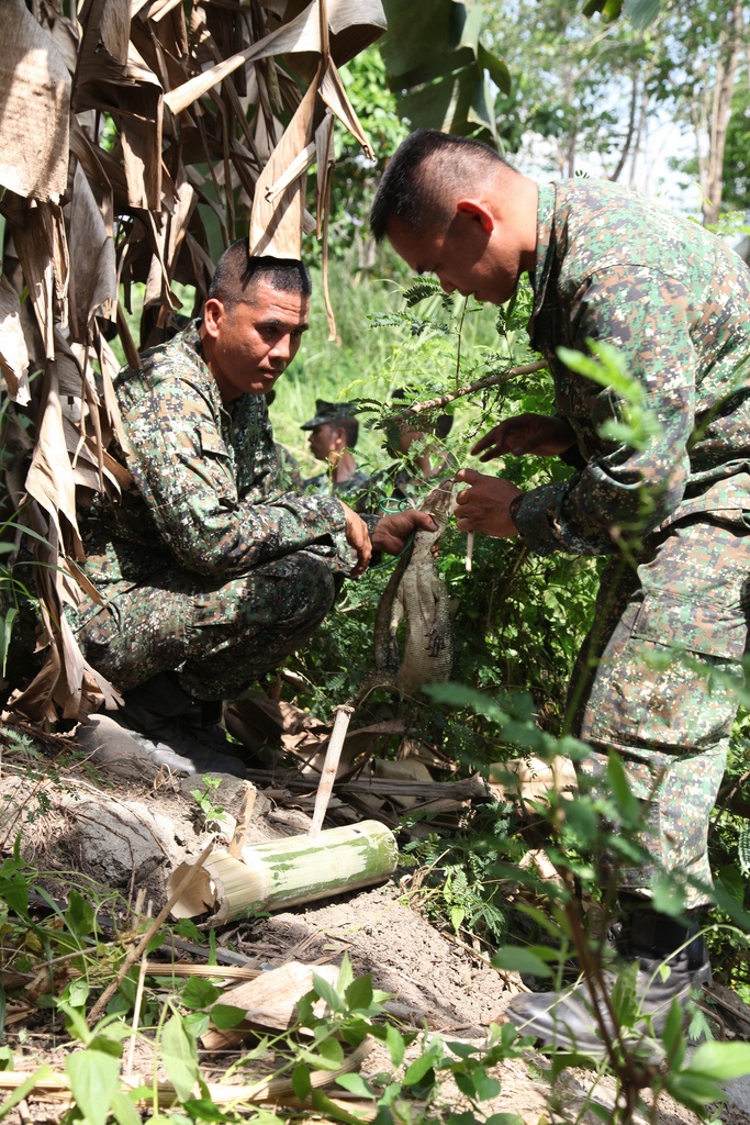 Philippine, US Marines learn jungle survival techniques