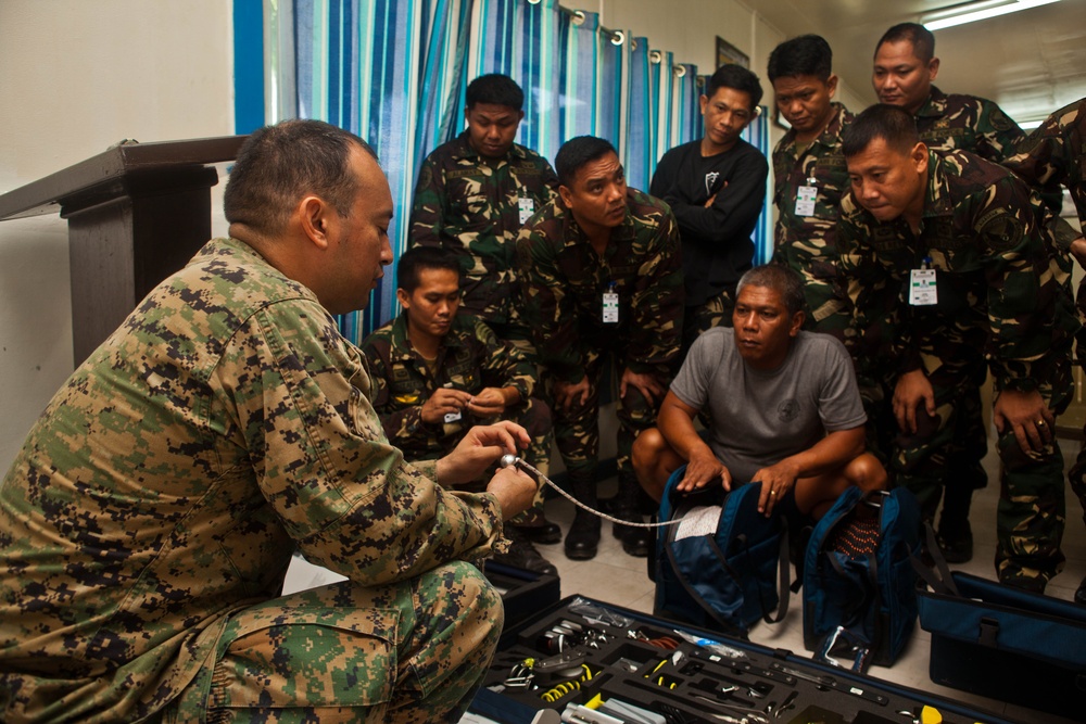 EOD technicians share knowledge at Balikatan
