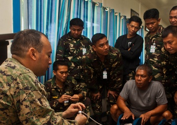 EOD technicians share knowledge at Balikatan