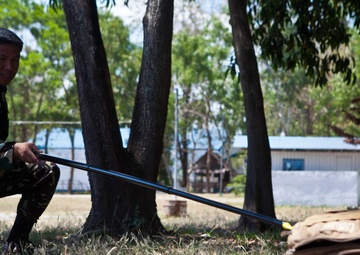 EOD technicians share knowledge at Balikatan