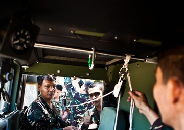 EOD technicians share knowledge at Balikatan