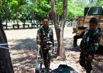 EOD technicians share knowledge at Balikatan