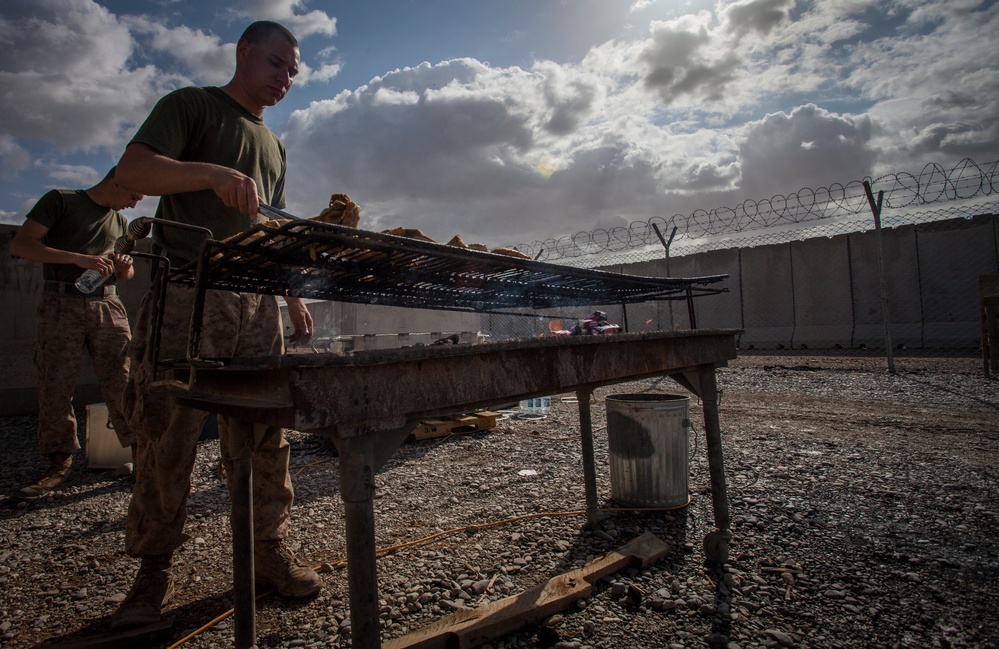 Combat cooks feed FOB
