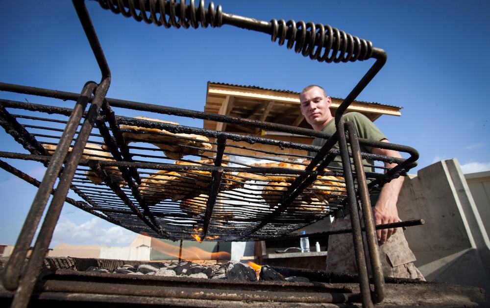 Combat cooks feed FOB
