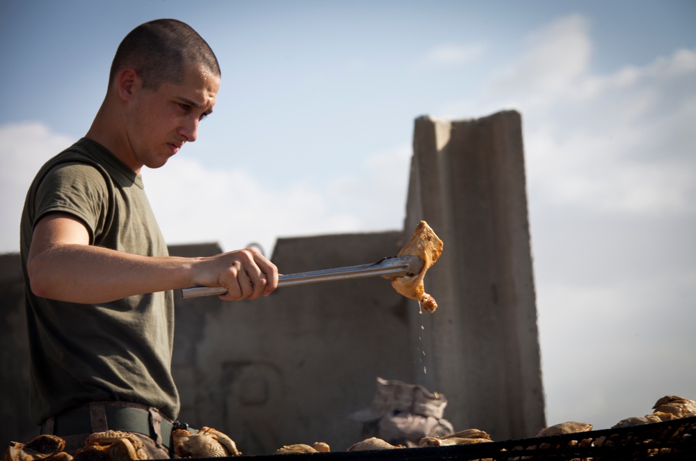 Combat cooks feed FOB