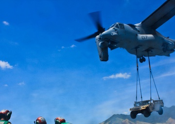 Pilots conduct first external lift from USNS Sacagawea