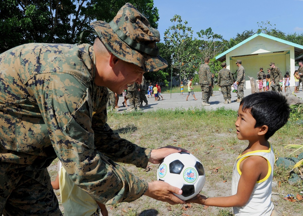 Balikatan 2013 participants visit Maruglo Elementary School