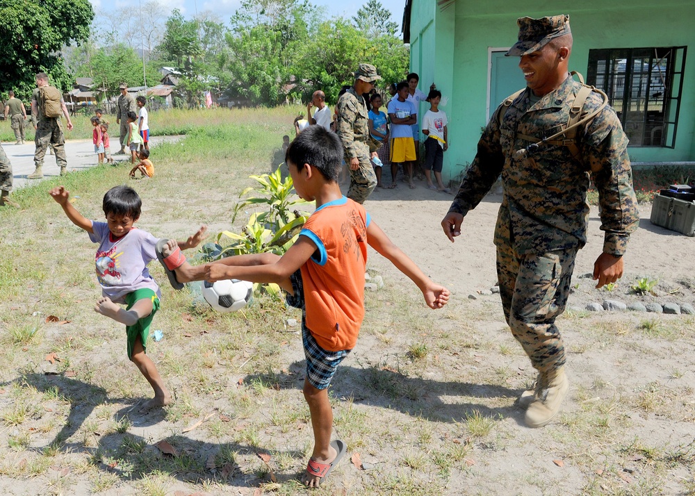 Balikatan 2013 participants visit Maruglo Elementary School