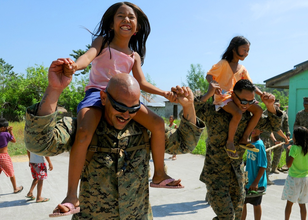 Balikatan 2013 participants visit Maruglo Elementary School