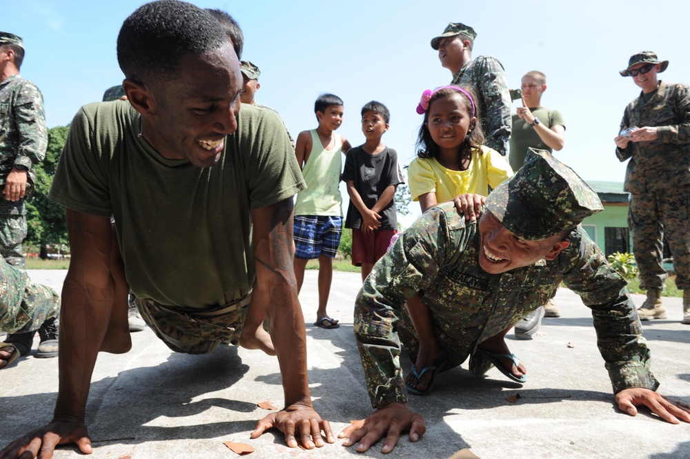 Balikatan 2013 participants visit Maruglo Elementary School