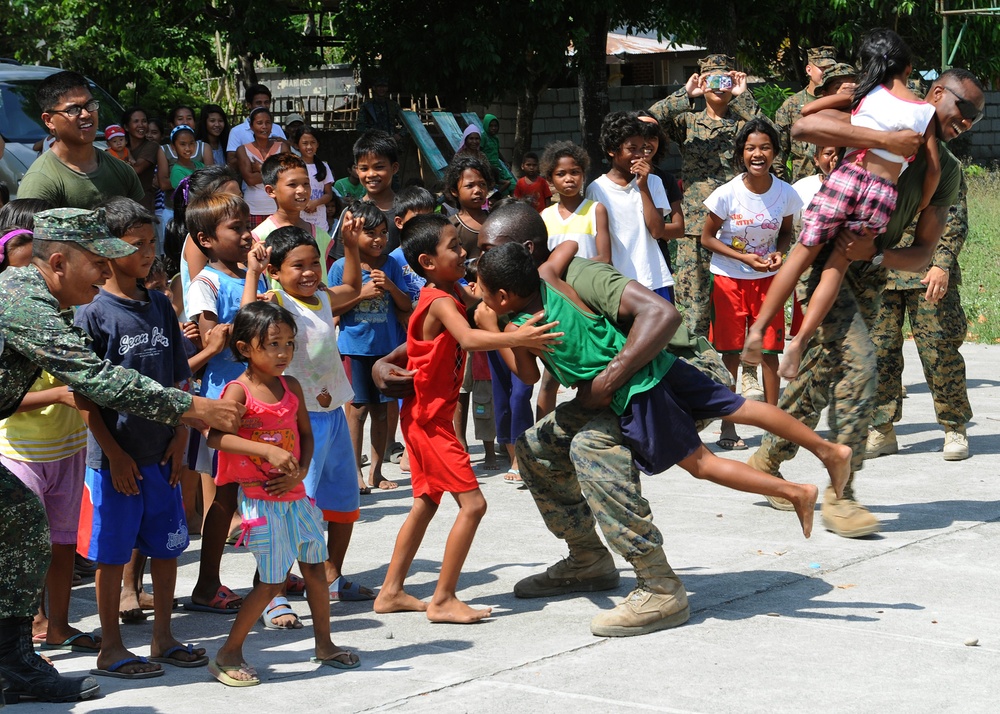 Balikatan 2013 participants visit Maruglo Elementary School