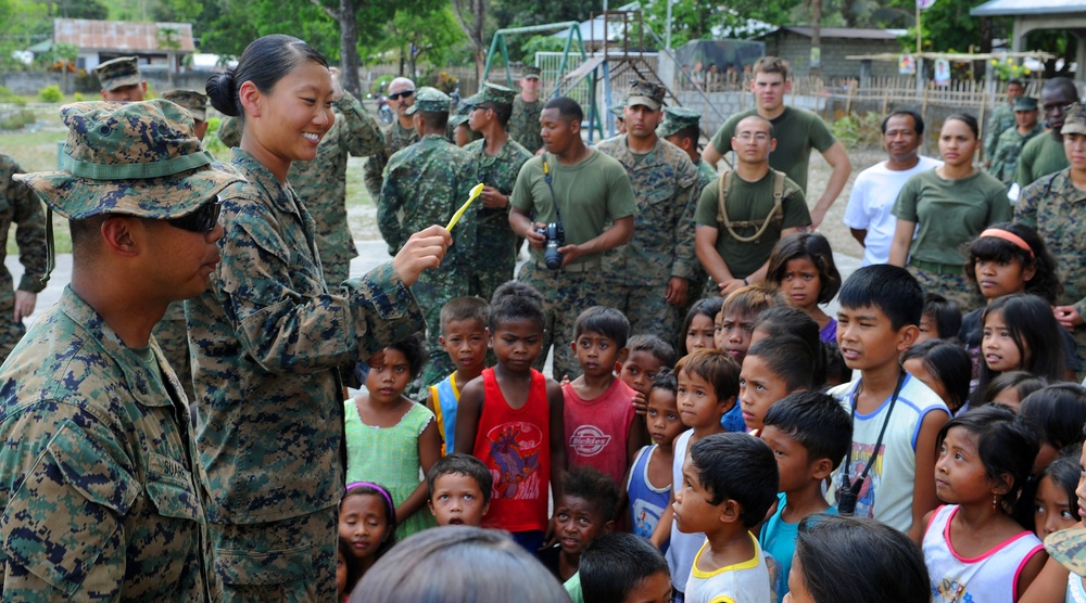 Balikatan 2013 participants visit Maruglo Elementary School