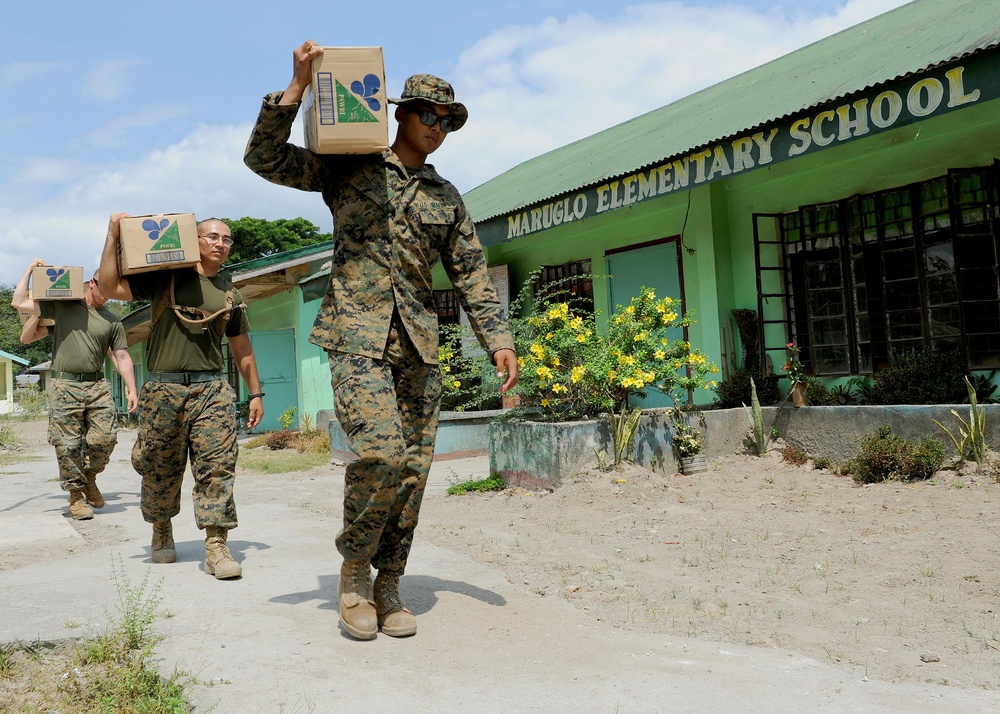 Balikatan 2013 participants visit Maruglo Elementary School