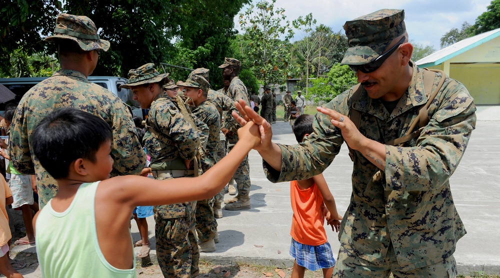 Balikatan 2013 participants visit Maruglo Elementary School