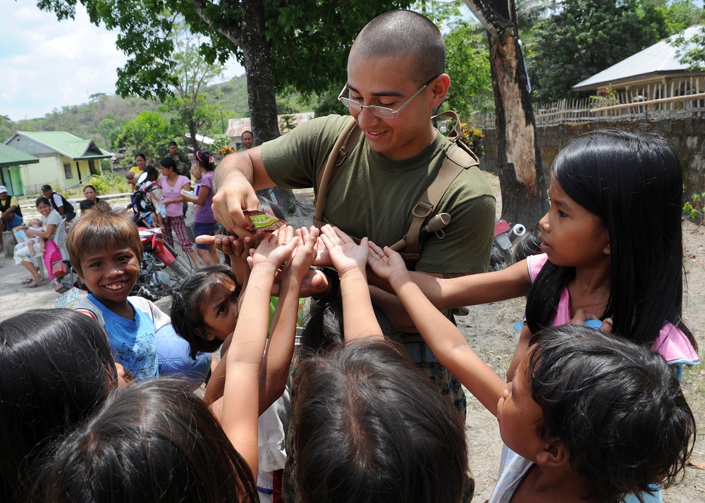 Balikatan 2013 participants visit Maruglo Elementary School