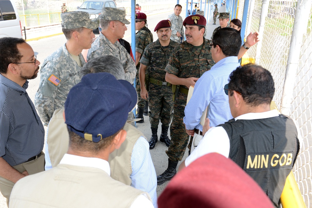 Guatemalan MoD briefs Army South CG at international bridge