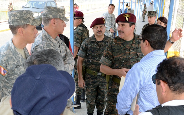 Guatemalan MoD briefs Army South CG at international bridge