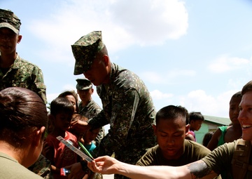 Philippine, US Marines visit elementary school