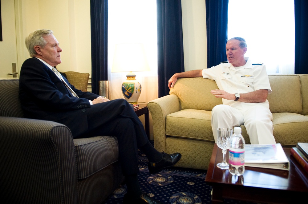 Mabus meets with naval commander